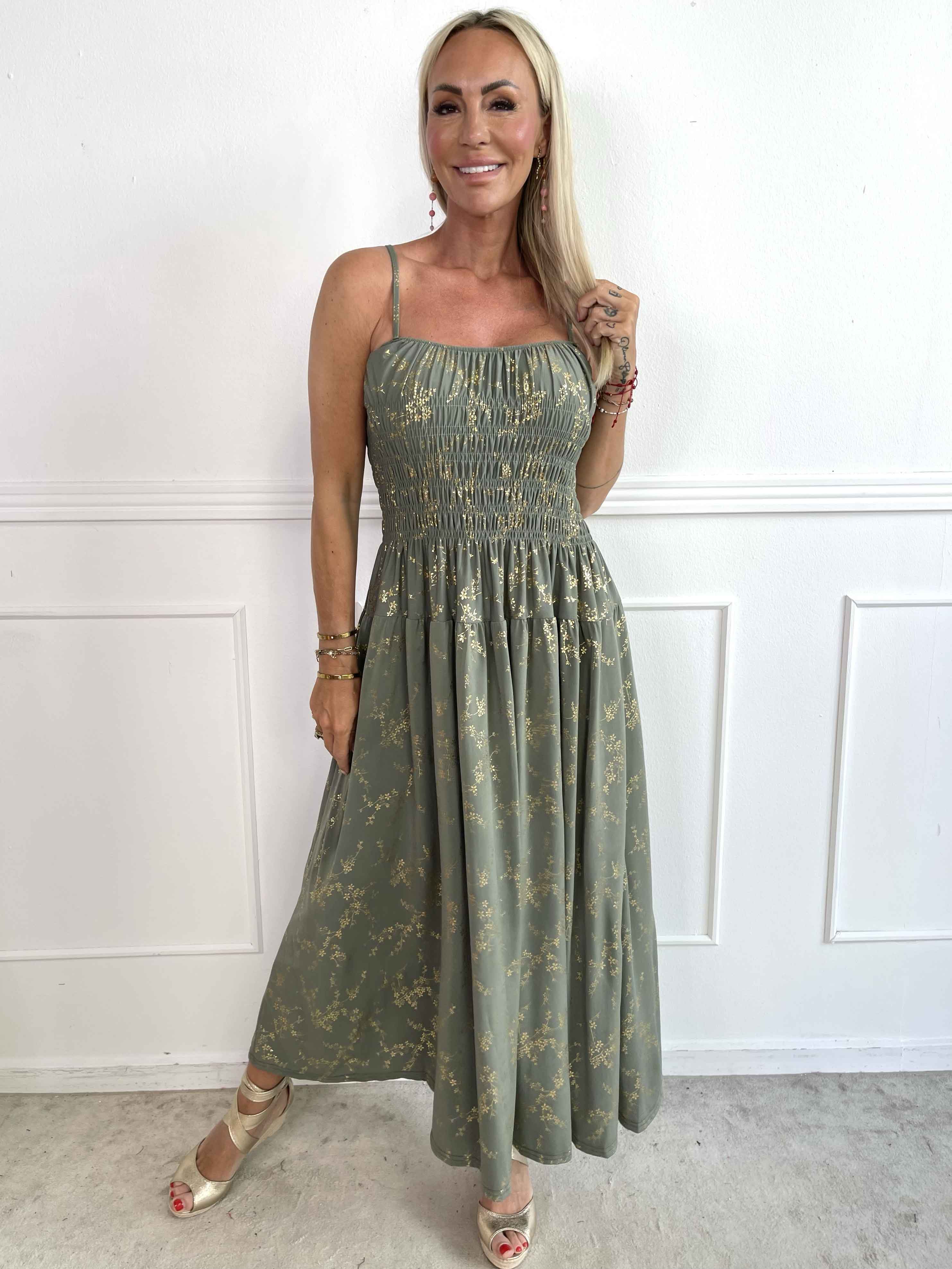 Maira Gold - Sød elastisk stropkjole med guld print og smock